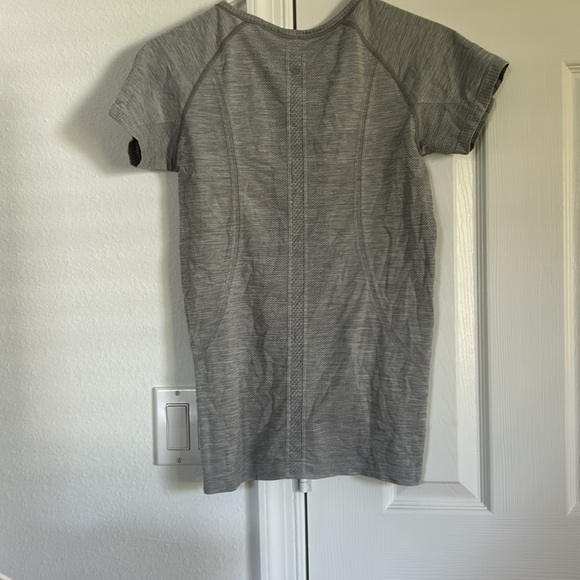 Lululemon Athletica Women’s Gray Swiftly Tech Short-Sleeve V-Neck Tee M - Picture 5 of 7